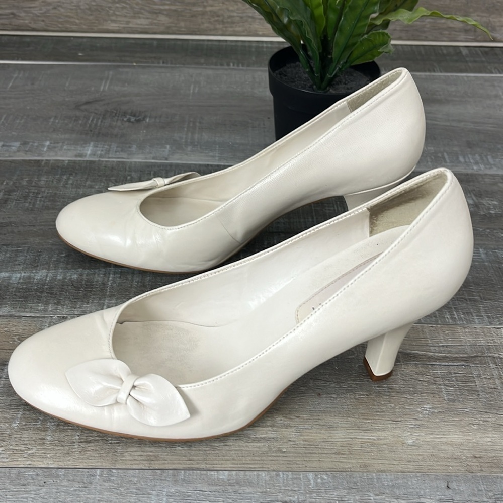 Gianni Bini Cream Pump Heels Decorative Side Bow Size 7.5